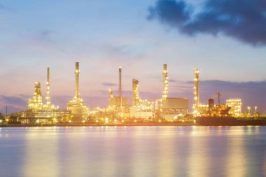 Gece ışık enerjisi rafineri ön Nehri, endüstriyel arka plan