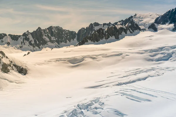 美丽的黑石山与雪盖 新西兰自然风景 — 图库照片