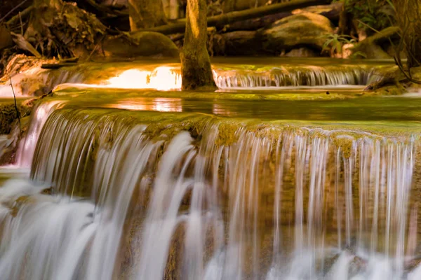 Nahaufnahme Wasserfall Tiefen Wald Dschungel Natürliche Landschaft Hintergrund — Stockfoto