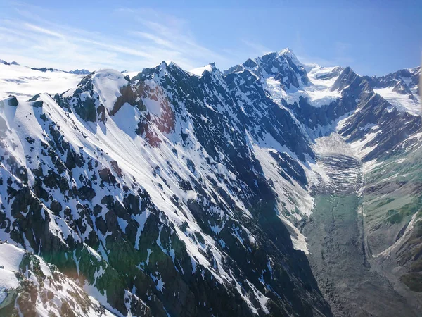 狐山は雪山 ニュージーランドの自然の風景の背景にピークのクローズ アップ — ストック写真