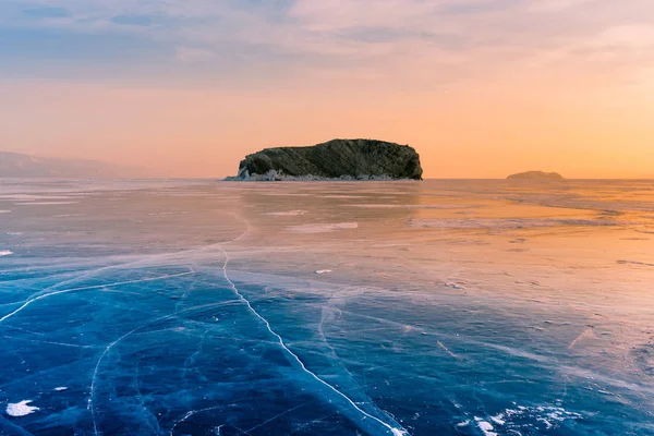 冰水湖上的岩石日落色调背景 贝加尔湖俄罗斯 — 图库照片