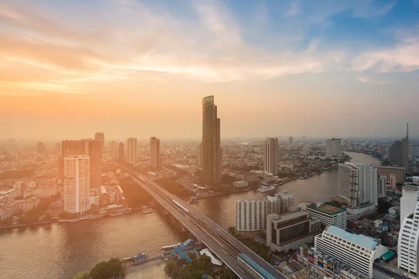 Após Pôr Sol Céu Sobre Centro Cidade Com Rivver Curvo — Fotografia de Stock