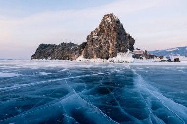 Çatlama donmuş su Gölü rock Dağı, Baykal Rusya kış sezon doğal peyzaj 