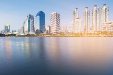 Ofis iş Binası şehir nehir önde, Bangkok Tayland cityscape arka plan