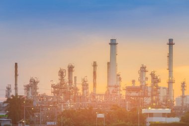 Günbatımı refienry enerji santrali, endüstriyel arka plan üzerinde