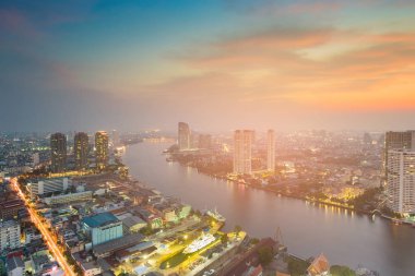 Bangkok şehir üzerinde güneş battıktan sonra şehir ve nehir kavisli, Tayland cityscape arka plan