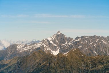 Tilki dağ tepe görünümü mavi gökyüzü arka plan ile Yeni Zelanda doğal manzara arka plan kapat