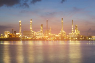 Gece rafineri petrol fabrikası, endüstriyel arka plan üzerinde ön ışık Nehri