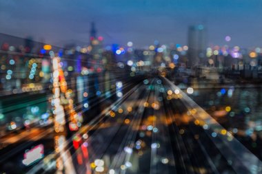 Gece şehir ışık üzerinde tren parça çift pozlama arka plan bulanık.