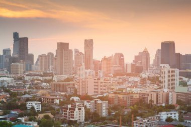 Ofis Binası ve ikamet şehir ile sonra günbatımı gökyüzü arka plan