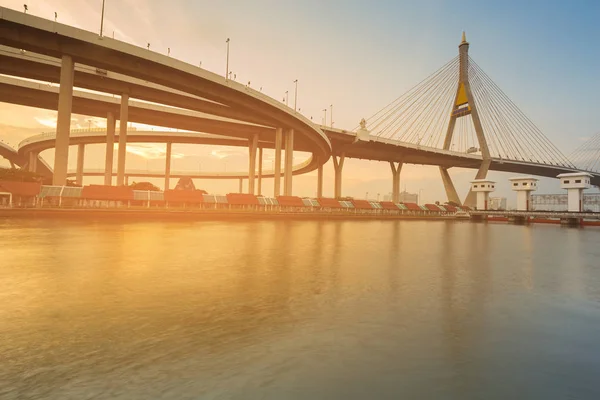 Watergate River Front Suspension Bridge Background — Stock Photo, Image