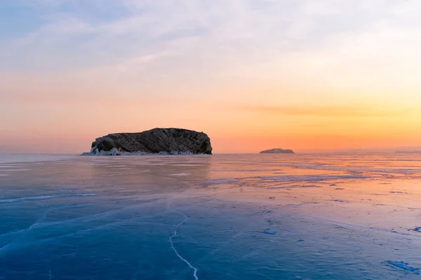 美丽的日落天空后 贝加尔湖俄罗斯冬季自然景观背景 — 图库照片