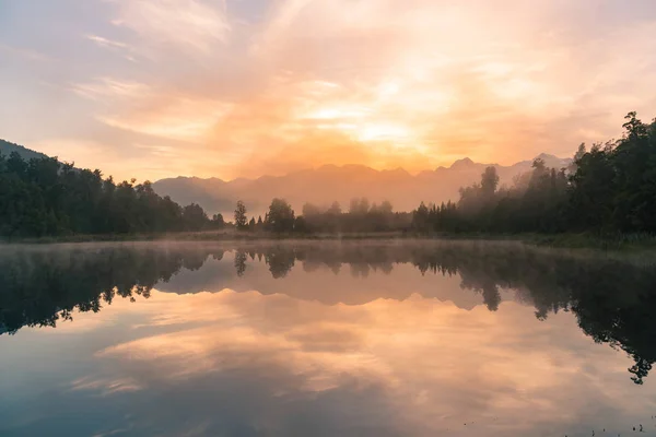 Cook と夕焼けの背景は ニュージーランドの自然の風景の背景とマセソン水湖の反射 — ストック写真