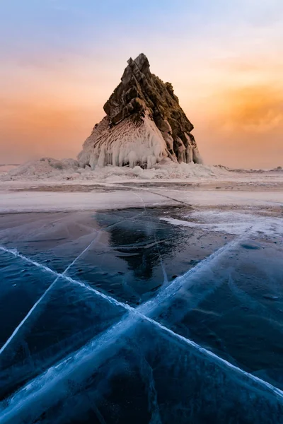 Λήξης Ουρανός Πάνω Από Παγωμένο Νερό Λίμνης Και Πέτρα Baikal — Φωτογραφία Αρχείου