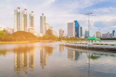 Şehir ofis binası yansıması kamu Park, Bangok Tayland ile