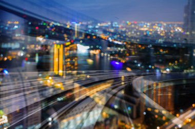 Tren parça hareket şehir iş bulanık şehir gece lambası, arka plan üzerinde eğri