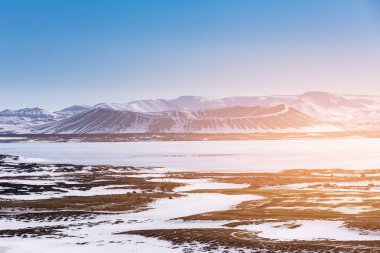 İzlanda yanardağ doğal peyzaj açık mavi gökyüzü arka plan ile kış sezonu