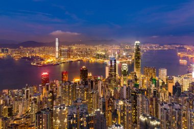 Alacakaranlık gece Hong Kong iş şehir merkezinde Victoria Bay view--dan tepe üzerinde göster