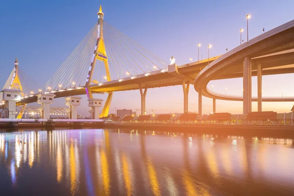 Twee Hangbrug Met Water Reflectie Schemerlicht — Stockfoto