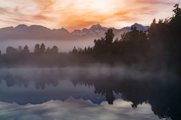 Cook 背景には ニュージーランドの自然の風景とマシソン水反射湖 — ストック写真
