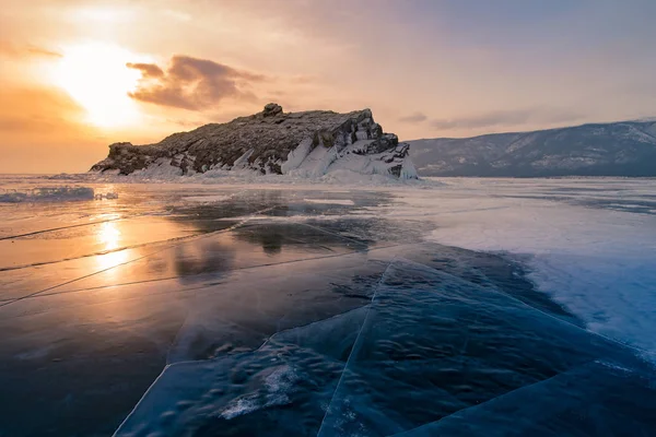 Красивая Байкальская Сибирь Замораживает Водное Озеро Фоне Скалы Заката Россия — стоковое фото
