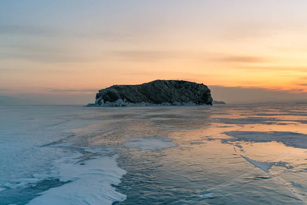 冰水湖上的岩石俄罗斯冬季自然景观背景 — 图库照片