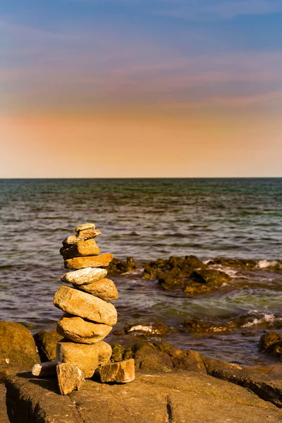 在海海岸的地平线上堆放石块 抽象背景 — 图库照片