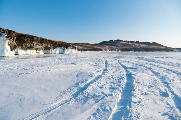 ロシア冬シーズンの自然風景明確な背景で覆われたバイカル湖の水湖ショーの雪 — ストック写真