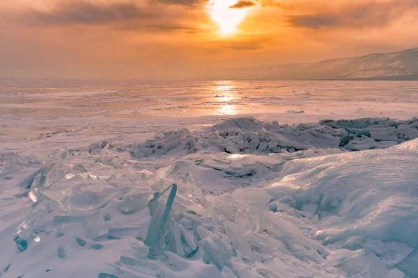 Quebrando Lago Água Gelada Baikal Rússia Com Fundo Pôr Sol — Fotografia de Stock