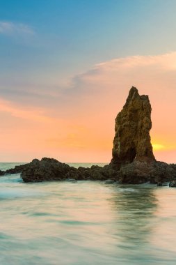 Günbatımı sahil manzarası, doğal peyzaj arka plan kaya üzerinde