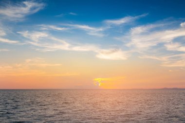 Sahil, doğal peyzaj arka plan üzerinde güzel günbatımı manzarası