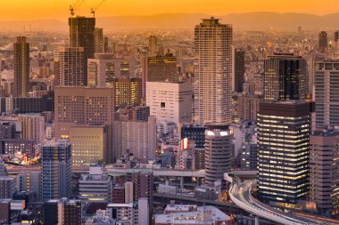 Bina cityscape downtown dağ arka plan ile Office üzerinden günbatımı sesi