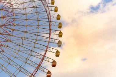 Eğlence dönme dolap ile mavi gökyüzü arka plan yolunu