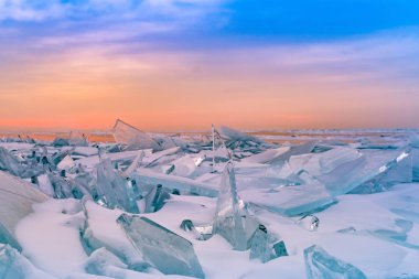 Gündoğumu gökyüzü arka plan ile Baykal su gölde buz çatlama, kış sezonu doğal manzara arka plan