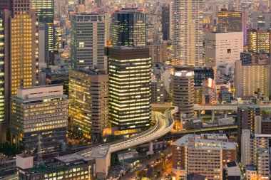 Gece şehir ofis binası ve karayolu gece görünümü, cityscape arka plan