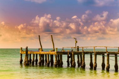 İskelesi sahil manzarası günbatımı sesi, doğal peyzaj arka plan üzerinde