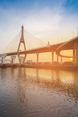 Günbatımı gökyüzü arka plan üzerinde asma köprü nehir açık, Bangkok Tayland
