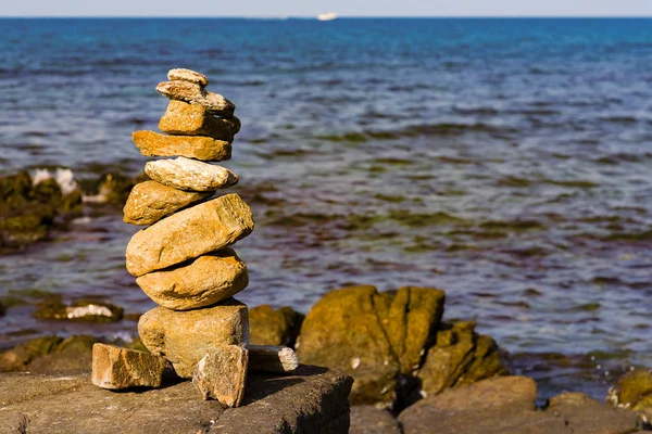海海岸線 抽象的な背景の上に積み重ねられた石 — ストック写真