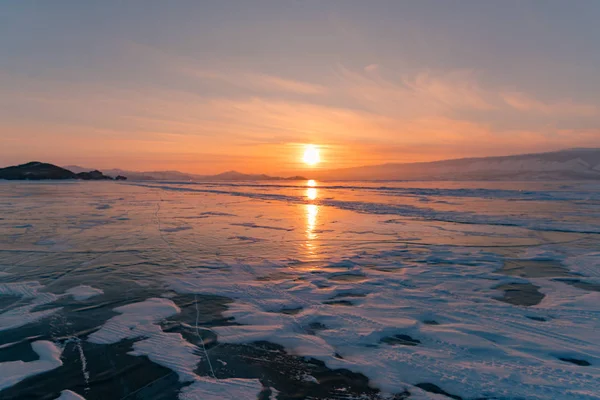 美しい夕日のバイカル湖冬シーズン自然景観背景を冷凍で — ストック写真