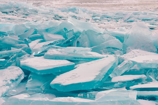 冬シーズンの自然の風景の背景の水バイカル湖にひびの入った氷 — ストック写真