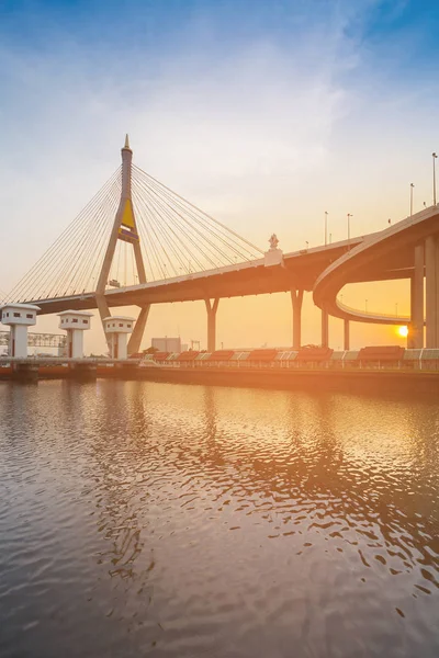 Cielo Atardecer Fondo Sobre Puente Colgante Frente Río Bangkok Tailandia — Foto de Stock