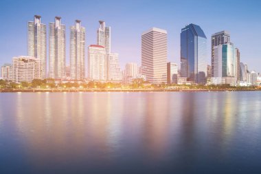 Alacakaranlık ofis binası su ön, cityscape arka plan