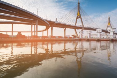 İki Yataklı asma köprü ve watergate ve nehir açık, Bangkok Tayland