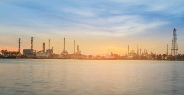 Petrol rafinerisi ön Nehri, endüstriyel arka plan üzerinde Panorama günbatımı gökyüzü
