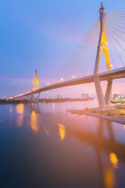 Bhumibol asma köprü nehir, Bangkok Tayland Simgesel Yapı üzerinde yansıması ile