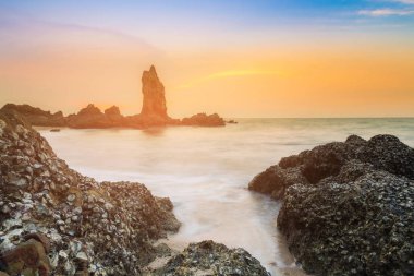Deniz kaya manzarası, doğal peyzaj arka plan üzerinde günbatımı