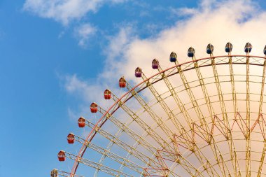 Mavi gökyüzü arka plan ile eğlence Fuarı eğlence dev tekerlek