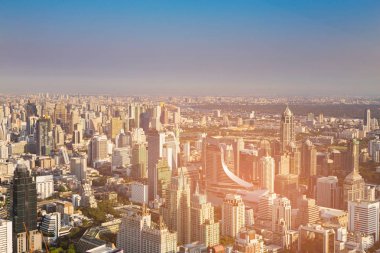 Şehir şehir ofis merkezi iş şehir merkezinde, mavi gökyüzü arka plan ile Binası