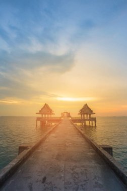 Gün batımı deniz deniz sahil manzarası yürüme yolu, doğal peyzaj arka plan üzerine