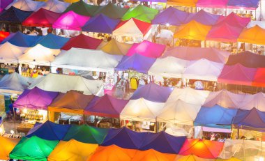 Birden çok renk çatı üst, cityscape arka plan Pazar gece